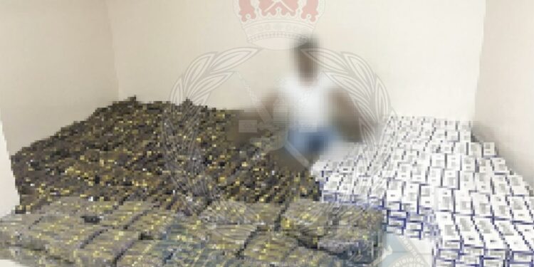 ضبط بنغلاديشي بحوزته كميات كبيرة من التبغ الممنوع في مسقط بقصد الاتجار بها