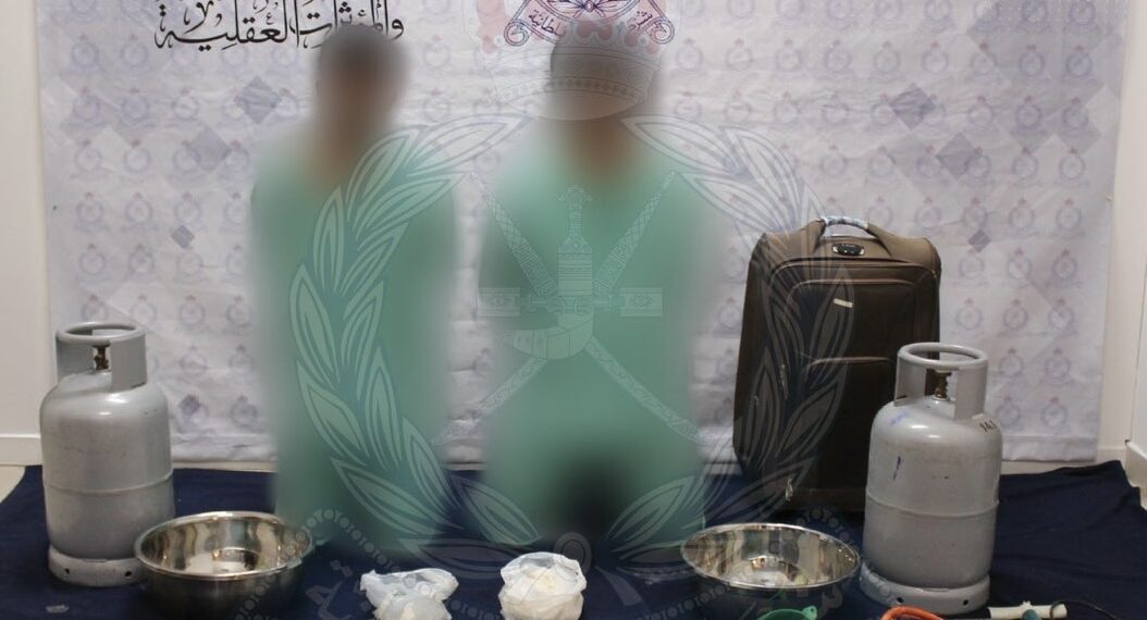 ‏الإطاحة بمقيمَين باكستانيَّين تورّطا في تهريب وتصنيع الكريستال السائل داخل اسطوانات غاز