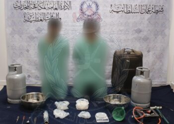 ‏الإطاحة بمقيمَين باكستانيَّين تورّطا في تهريب وتصنيع الكريستال السائل داخل اسطوانات غاز