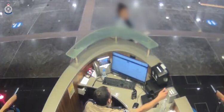 احذر الرسائل الوهمية : ضبط شبكة احتيال إلكتروني بقيادة سائحة أجنبية