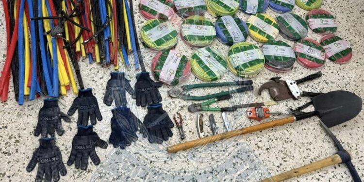 القبض على ستة أشخاص بتهمة سرقة كابلات كهربائية في شمال الباطنة