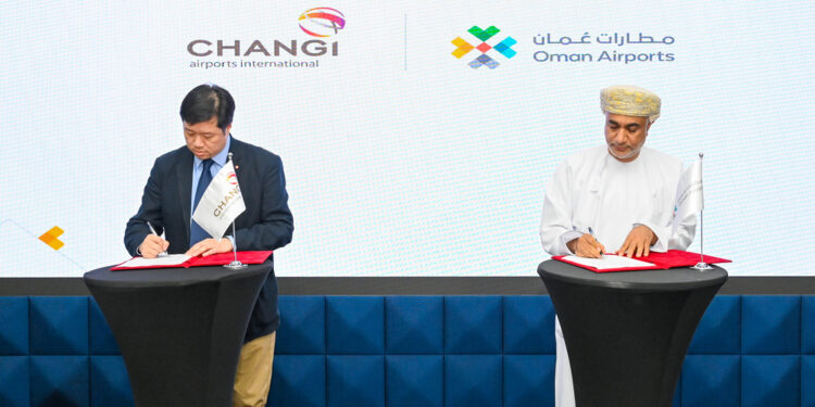 التوقيع على اتفاقية تعزيز الإيرادات التجارية والجوية لمطارات سلطنة عُمان 1 التوقيع على اتفاقية تعزيز الإيرادات التجارية والجوية لمطارات سلطنة عُمان