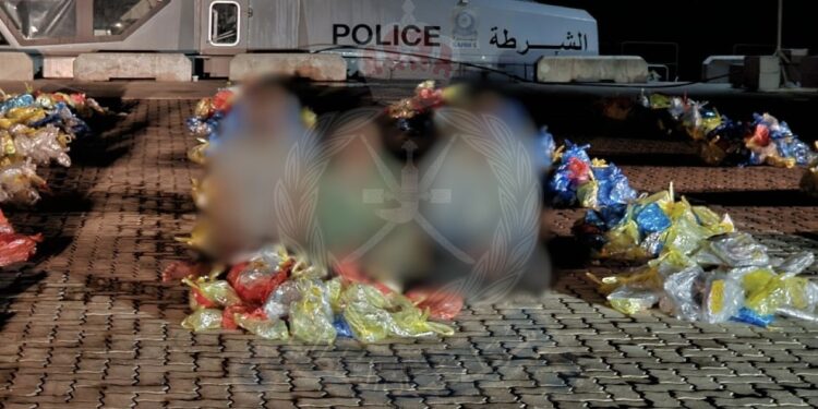 إحباط تهريب 550 كجم من المخدرات وضبط 3 متسللين في ظفار 1 إحباط تهريب 550 كجم من المخدرات وضبط 3 متسللين في ظفار