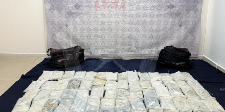 إحباط تهريب 70 كجم من الحشيش والقبض على 3 متسللين قبالة سواحل قريات 1 إحباط تهريب 70 كجم من الحشيش والقبض على 3 متسللين قبالة سواحل قريات