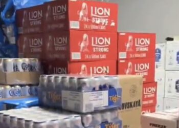 مداهمة منزل في صحار وضبط أكثر من 15 ألف عبوة من المشروبات الكحولية بحوزة وافدين