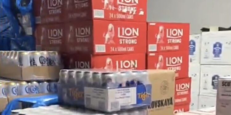 مداهمة منزل في صحار وضبط أكثر من 15 ألف عبوة من المشروبات الكحولية بحوزة وافدين