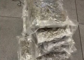 إحباط تهريب 11.65 كجم ماريجوانا في مطار صلالة