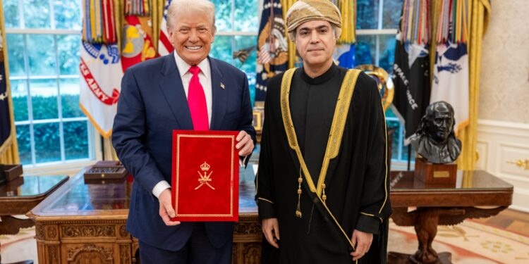 الرئيس الأمريكي يتسلّم أوراق اعتماد سفير سلطنة عُمان 1 الرئيس الأمريكي يتسلّم أوراق اعتماد سفير سلطنة عُمان