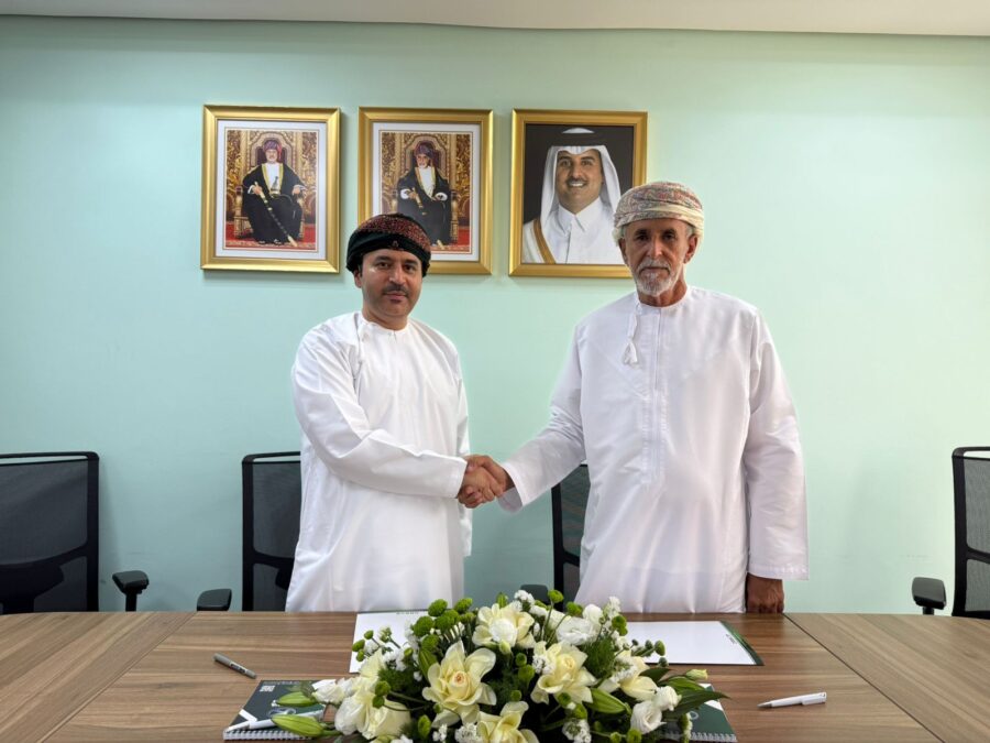 كروة للسيارات توقع على اتفاقيتين مع شركتي الخطمة والسمري لتوريد 34 حافلة لتشغيلها في مرافق شركة تنمية نفط عُمان 3 25fdaaaa 0298 4b87 987c 2fa99b1ba04d