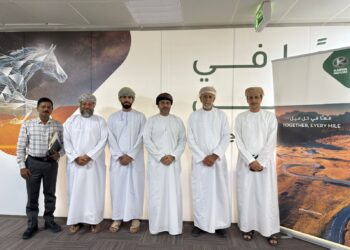 كروة للسيارات توقع على اتفاقيتين مع شركتي الخطمة والسمري لتوريد 34 حافلة لتشغيلها في مرافق شركة تنمية نفط عُمان