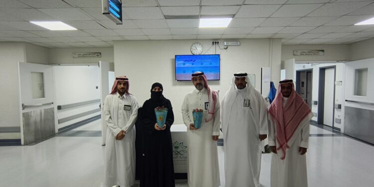‏بيئة جدة تنفذ مبادرة تطوعية بتوزيع شتلات على المرضى بمستشفى الملك عبدالعزيز