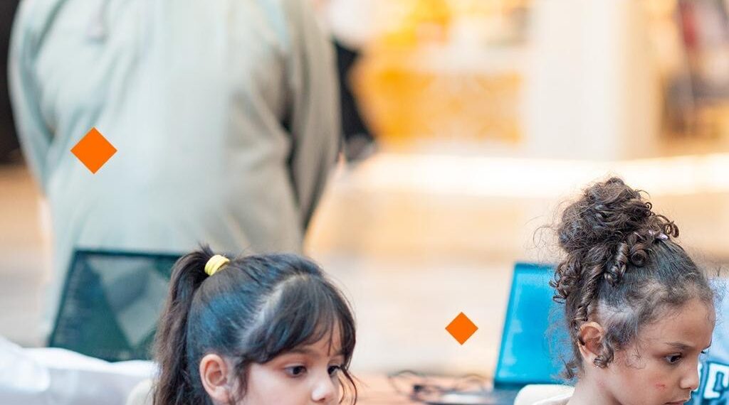 “عمانتل” تنظم مبادرة تعليمية تفاعلية باستخدام "ماينكرافت" ضمن مشاركتها في خريف ظفار 2025 1 “عمانتل” تنظم مبادرة تعليمية تفاعلية باستخدام “ماينكرافت” ضمن مشاركتها في خريف ظفار 2025