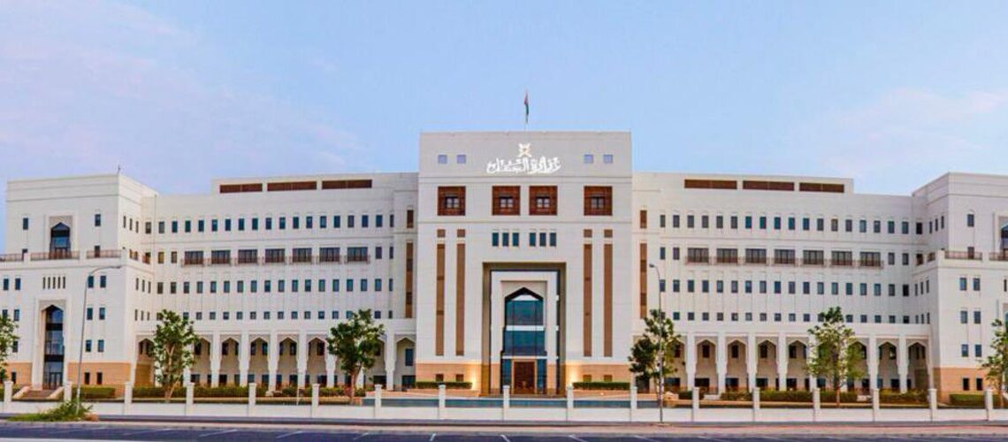 “العمل” تلزم المنشآت بتحويل أجور العاملين إلكترونياً