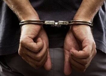 القبض على مواطن سرق أكثر من 40 ألف ريال من منزل ذويه بصحم