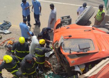 ‏وفاة 3 أشخاص وإصابة حرجة في حادث تصادم شاحنتين بولاية عبري