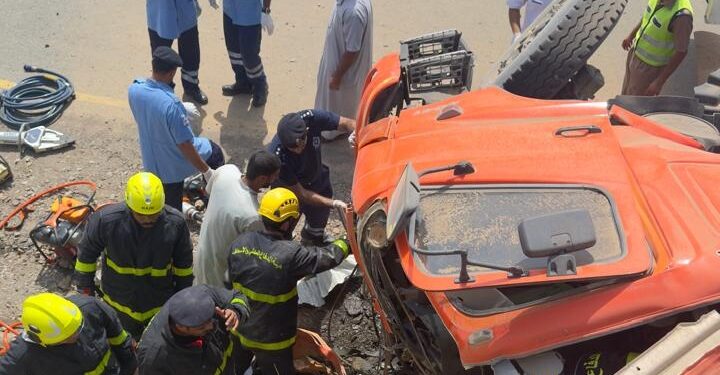 ‏وفاة 3 أشخاص وإصابة حرجة في حادث تصادم شاحنتين بولاية عبري