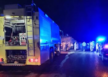 إصابة شخصين في حادث تدهور صهريج بالحمراء وفرق الإنقاذ تسعف المصابين ‏