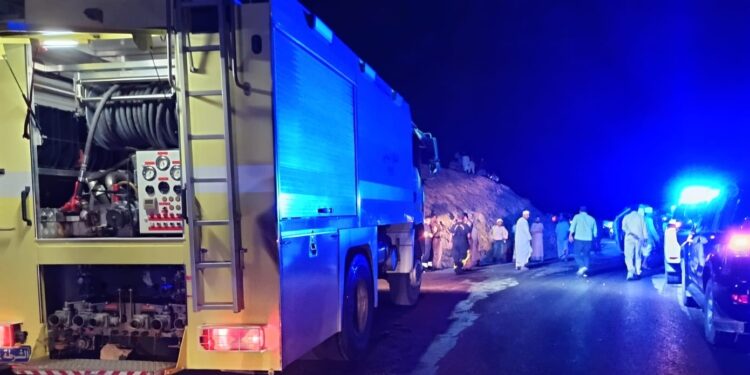 إصابة شخصين في حادث تدهور صهريج بالحمراء وفرق الإنقاذ تسعف المصابين ‏