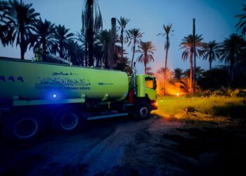 إخماد حريق شب في مزرعة ⁧‫بصحار