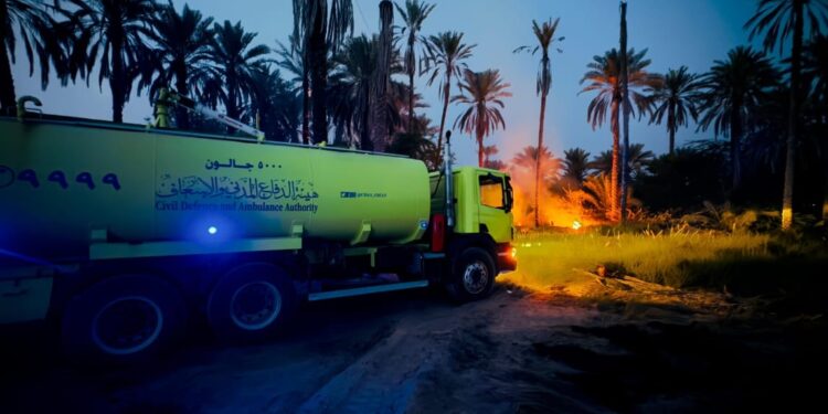 إخماد حريق شب في مزرعة ⁧‫بصحار