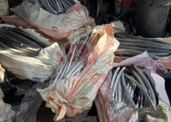 القبض على 4 آسيويين بتهمة سرقة أسلاك معدنية من مخزن ببوشر