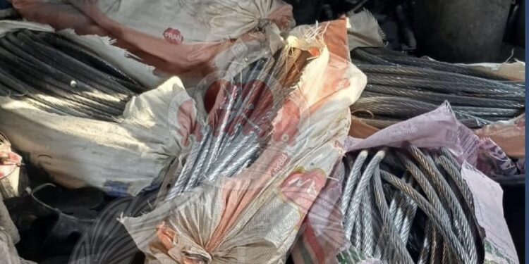 القبض على 4 آسيويين بتهمة سرقة أسلاك معدنية من مخزن ببوشر