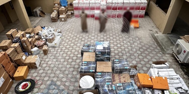 القبض على 3 أشخاص وعاملين آسيويين بتورطهم في سرقة وتصريف مسروقات ببوشر