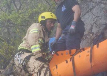 وفاة سائح إثر سقوطه أثناء التسلق في جبل سمحان بولاية مرباط