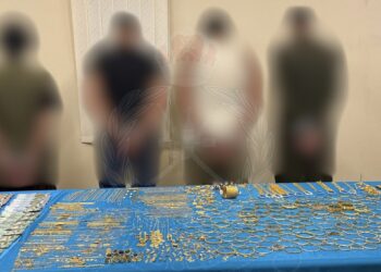 ضبط 4 متهمين آسيويين في قضية سرقة بالإكراه على محل ذهب بالسيب