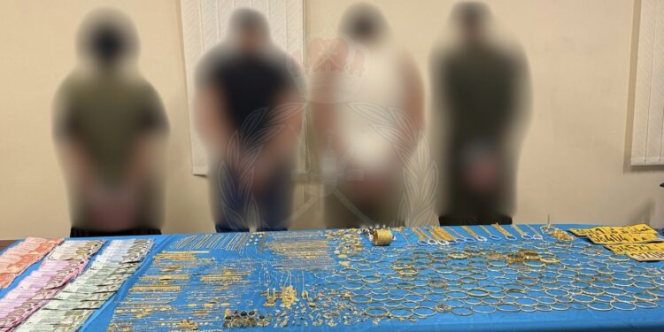 ضبط 4 متهمين آسيويين في قضية سرقة بالإكراه على محل ذهب بالسيب