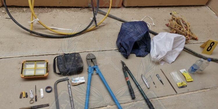 القبض على 3 أشخاص لتورطهم في سرقة أسلاك كهربائية في صحار