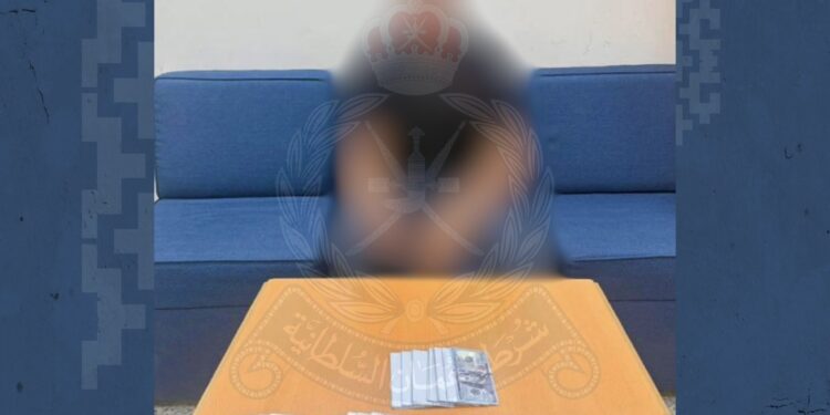 القبض على مقيم عربي بتهمة ترويج عملات أجنبية مزورة