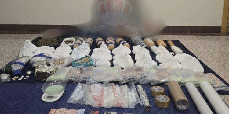 القبض على آسيويين بمطرح بحوزتهما 52 كغ مخدرات و7900 كبسولة مؤثرات عقلية