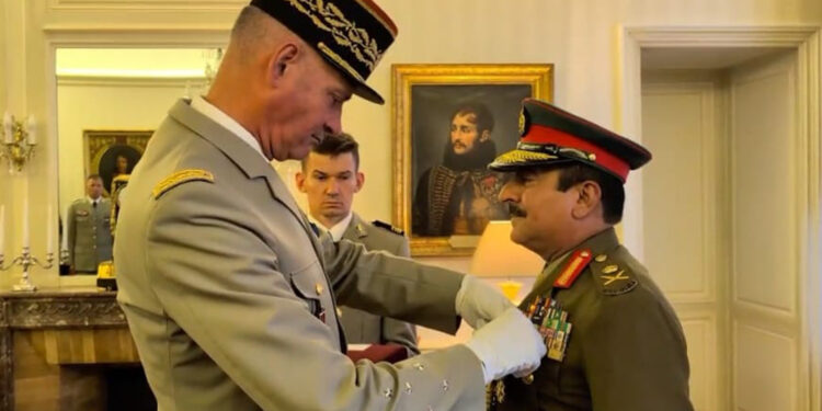 الحكومة الفرنسية تمنح قائد الجيش السُّلطاني العُماني وسام جوقة الشرف الوطني الفرنسي