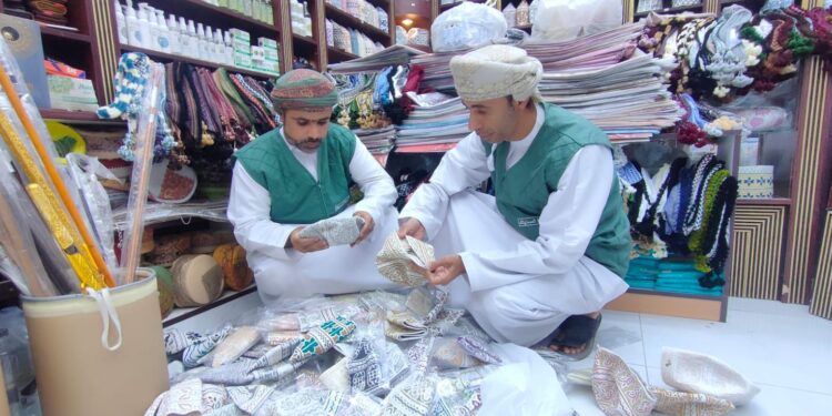 ضبط مؤسسات تجارية تبيع كُميمًا مستعملة على أنها جديدة في صلالة