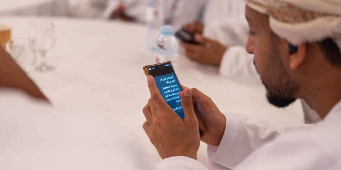 عمانتل تطلق مبادرة ذكاء اصطناعي لذوي الإعاقة البصرية بخريف ظفار