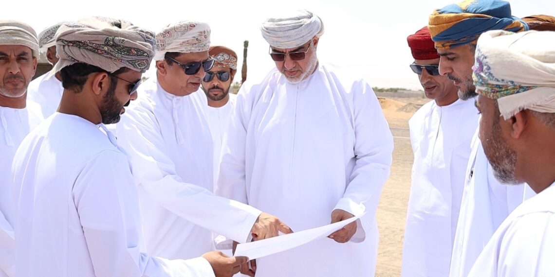 محافظ شمال الشرقية يتابع سير المشاريع التنموية والخدمية في ولايات وادي بني خالد وبدية وسناو