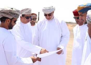 محافظ شمال الشرقية يتابع سير المشاريع التنموية والخدمية في ولايات وادي بني خالد وبدية وسناو