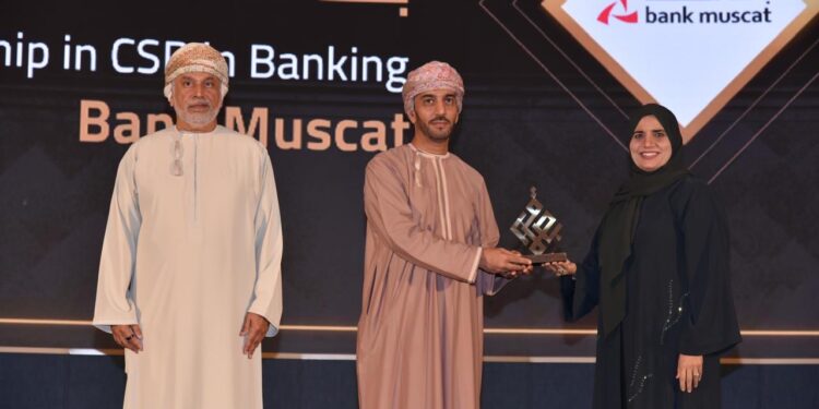 تتويج بنك مسقط بجائزة الريادة في مجال المسؤولية الاجتماعية لدوره في إطلاق المبادرات والبرامج المستدامة 1 تتويج بنك مسقط بجائزة الريادة في مجال المسؤولية الاجتماعية لدوره في إطلاق المبادرات والبرامج المستدامة