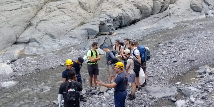 إنقاذ 7 سياح ألمان حاصرتهم مياه وادي النخر بالحمراء 1 إنقاذ 7 سياح ألمان حاصرتهم مياه وادي النخر بالحمراء