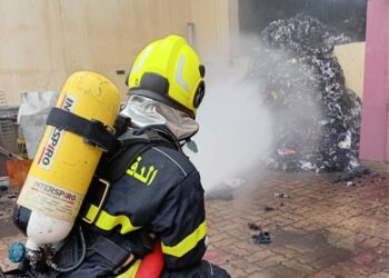 إخماد حريق شبَّ في مخزن تابع لشركة في صلالة 2 إخماد حريق شبَّ في مخزن تابع لشركة في صلالة