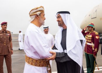 جلالة السلطان في مقدمة مودعي رئيس دولة الامارات