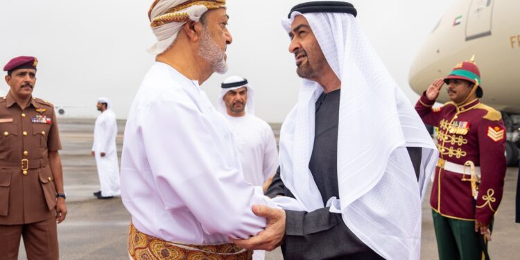 جلالة السلطان في مقدمة مودعي رئيس دولة الامارات