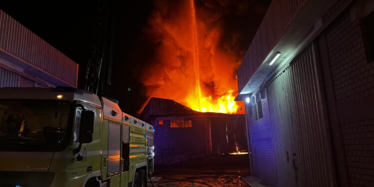 السيطرة على حريق في مخزن بمنطقة غلا الصناعية دون تسجيل إصابات 1 السيطرة على حريق في مخزن بمنطقة غلا الصناعية دون تسجيل إصابات