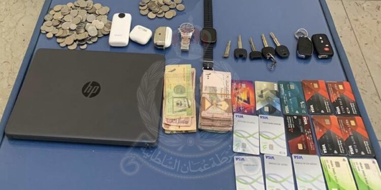 القبض على شخص لسرقته مبالغ وبطاقات وأجهزة من مركبات بجعلان بني بوعلي