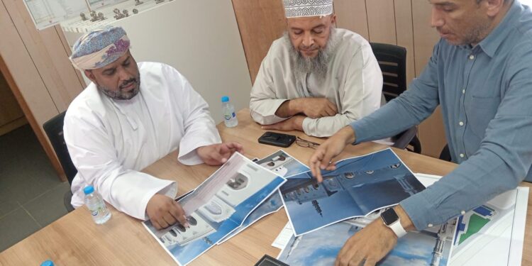 والي سناو يطلع على توسعة جامع الإمام عبدالملك بن حميد