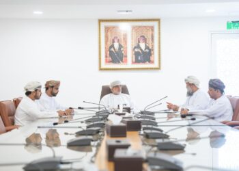 محافظ شمال الشرقية يلتقي بلجنة الصحفيين العمانية بالمحافظة