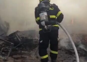 إخماد حريق نشب في منجرة أخشاب بالسيب⁩ دون تسجيل إصابات 