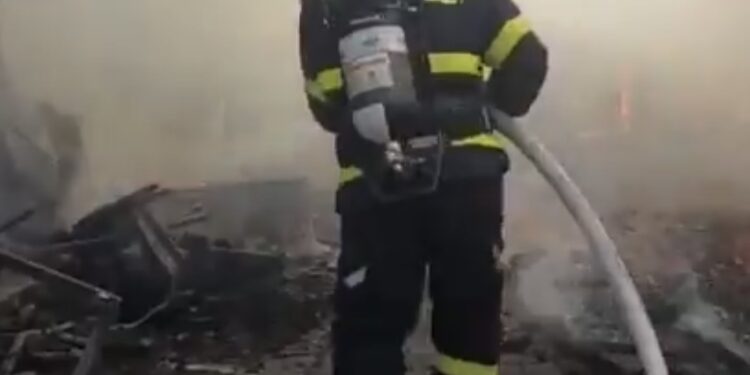 إخماد حريق نشب في منجرة أخشاب بالسيب⁩ دون تسجيل إصابات 