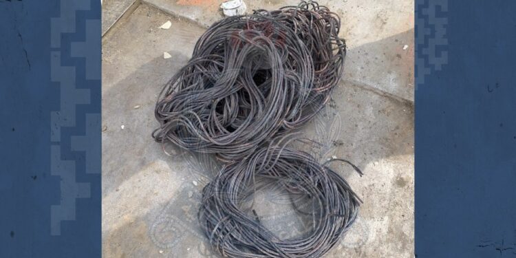 ضبط 3 أشخاص لسرقتهم كابلات وأجهزة تكييف بصحار